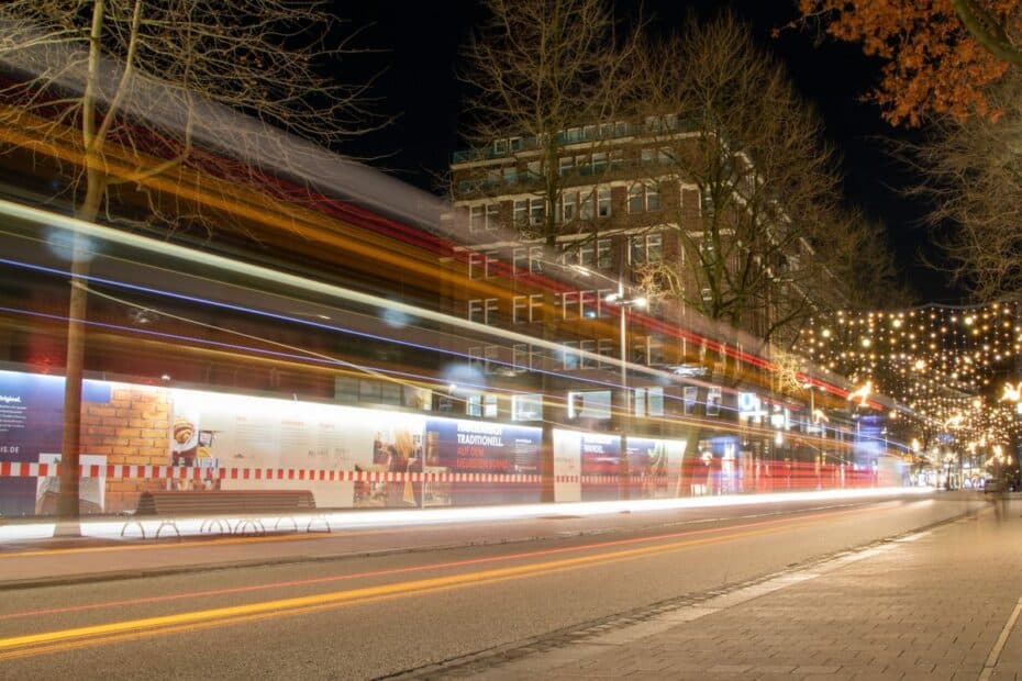 Monteurzimmer Hamburg über Weihnachten – winterliche Straße am Abend